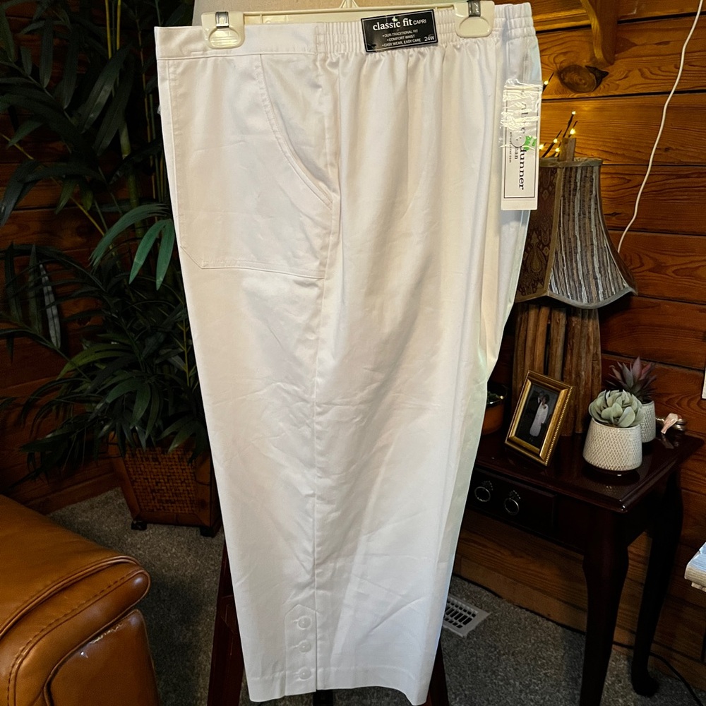 Alfred Dunner 24W(43”W x 54”H x 21”L)Bright White Classic-Fit Capris